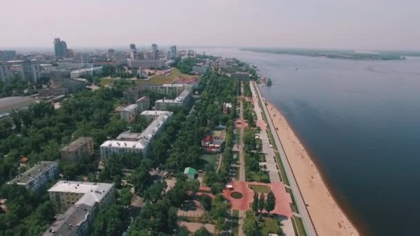 Drone Está Voando Alto Acima Praia Cidade Edifícios Modernos Centro — Vídeo de Stock