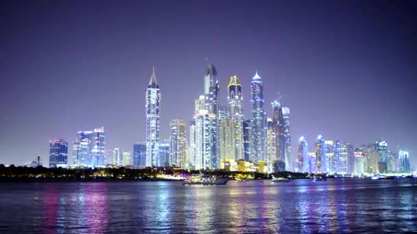 Dubai Downtown Noite Com Reflexos Água Iates Ancorados — Vídeo de Stock