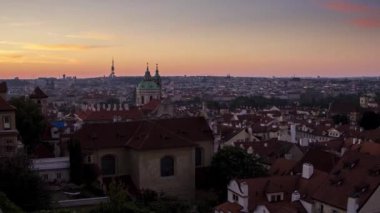  Prag Timelapse, Çek Cumhuriyeti 'nde Kızıl Çatılı Eski Şehir Mimarisi Sabah Görüşü