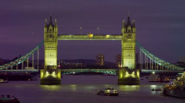  Londra 'daki Tower Bridge' de akşam