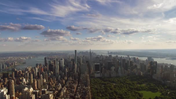 Faszinierender Skyline-Rundflug über die moderne Innenstadt von New York Wolkenkratzer-Architektur