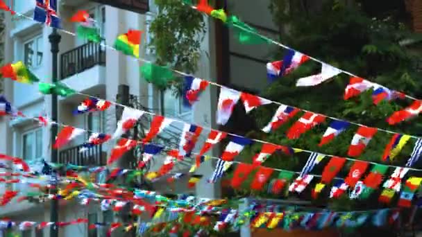 Banderas Diferentes Países Cuelgan Las Calles Ciudad — Vídeo de stock
