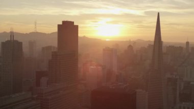  Sunset Evening Light 'ta San Francisco boyunca uçan finansal gökdelenler