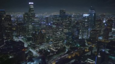 Los Angeles 'ın yanında uçmak. Gece vakti iş merkezi aydınlandı.