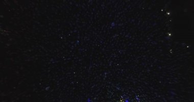 Gece Şehrin Üzerinde Uçmak. Birçok insan dans eder. Doğum gününü kutluyoruz