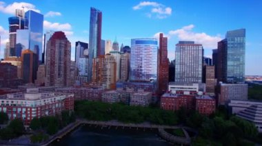South Cove, Battery Park City, Aşağı Manhattan Finans Bölgesi Gökdelenleri üzerinde uçuyor. 