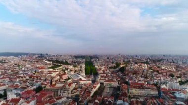 Lizbon Sokak ve Evlerinin Üzerinde Uçmak