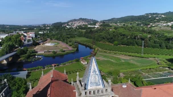 美しい川の近くの飛行アンティークポルトガル修道院 — ストック動画