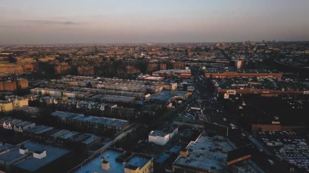 Sabahın Erken Saatlerinde Küçük Şehir Evleri Astoria Şehir Trafiği — Stok video