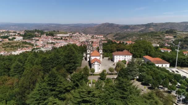 Volare Sul Vecchio Monastero Con Città Sullo Sfondo — Video Stock