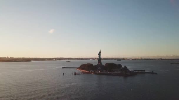 Flying Statue Liberty — Stockvideo