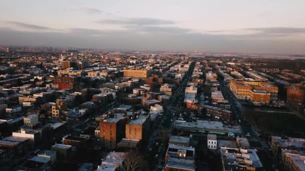 Astoria Daki Küçük Kasaba Evlerinin Üzerinde Uçmak Gündoğumunda Queens Geniş — Stok video