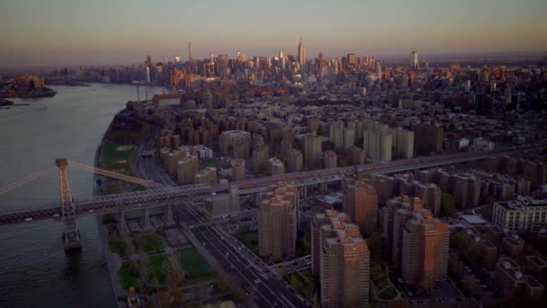 现代高耸城市天际线建筑的直升机视图 — 图库视频影像
