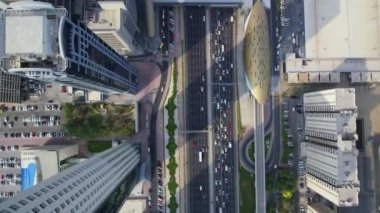 Meşgul Dubai Otobanı 'nın İnanılmaz Geleceği Mimarisi Muhteşem Modern Modern Büyük Şehir' de