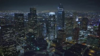 Los Angeles şehir merkezi ışıkları ve aydınlık şehir ufukta
