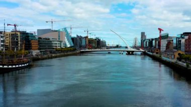  Dublin 'deki Liffey nehrinin üzerinden alçak irtifa uçuşu