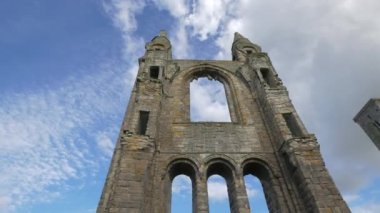  Yıkılmış bir taş duvarın alçak açısı