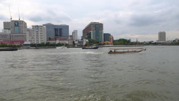 夏の日にバンコクのチャオプラヤ川を下るロングテールボート — ストック動画