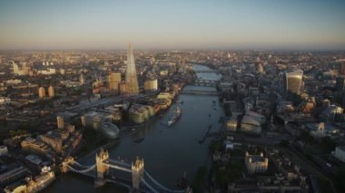  Londra 'nın Modern Mimarisi Gün Batımına Kadar Güzel Hava Dronu Panoraması Nehrin Üzerinde