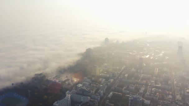 Metropolis Foggy Weather Gran Ciudad Está Cubierta Niebla Amanecer Niebla — Vídeos de Stock
