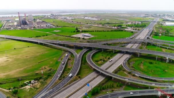 Échange de transport à plusieurs niveaux avec trafic matinal 