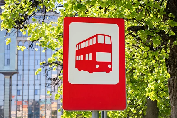 Red Bus Stop Sign Red Double Decker Bus Background Green — Stock Photo, Image