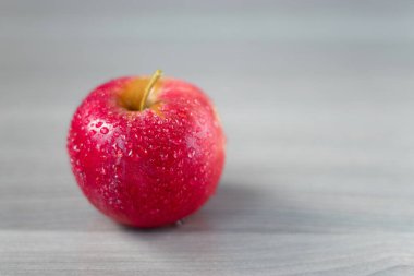 Yakın plan bir kırmızı ıslak elma fotokopi alanı ile izole