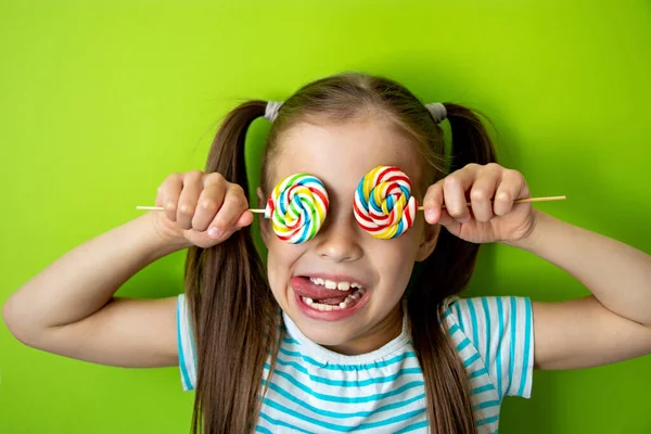 Portrait Fille Heureuse Avec Sucette Sucrée Colorée Sur Bâton Sur Photos De Stock Libres De Droits