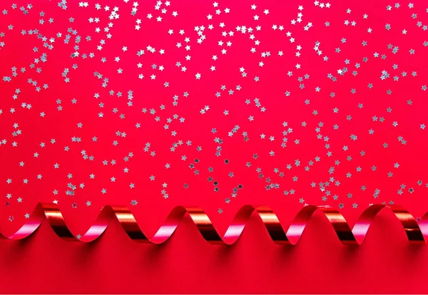 Ruban Rouge Bouclé Décoratif Isolé Sur Fond Rouge Décoré Étoiles — Photo