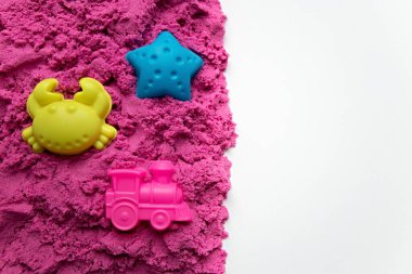 Üst görünüm pembe kinetik kum ve kalıplar fotokopi alanında. Çocuklar için sihirli kum. Seçici odak