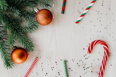 Noel kompozisyonu. Noel ve yeni yıl arkaplanı köknar dalları, gümüş yıldızlar, şeker ve fotokopi alanı ile süslenmiş Noel oyuncakları. Seçici odak