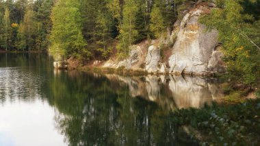 Adrspach Teplice Kayalıkları, Bohemya, Çek Cumhuriyeti 'ndeki bir dağ gölünde küçük kayalık bir ada, kumtaşı oluşumları.