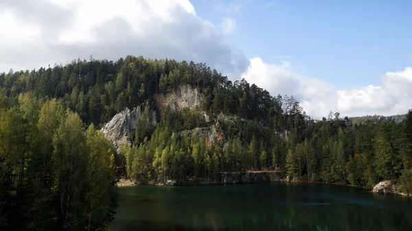 Ένα Μικρό Βραχώδες Νησί Μια Ορεινή Λίμνη Στο Adrspach Teplice — Φωτογραφία Αρχείου