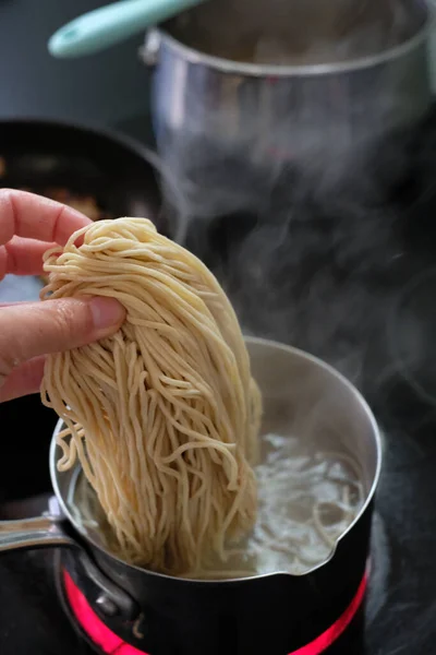 Vaření Lahodné Japonské Nudle Ramen Doma — Stock fotografie