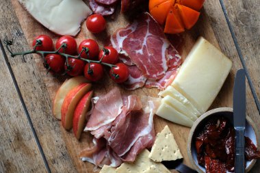 Ev kutlamaları soğuk et ve sebzeli peynir panosu.