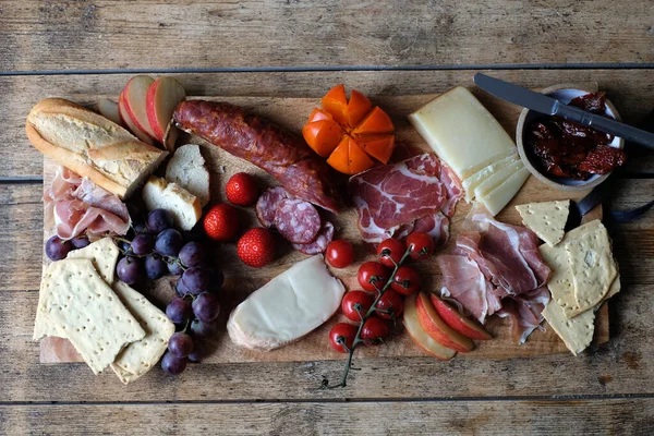 Hausfeier Aufschnitt Und Käseplatte Mit Obst Und Gemüse Stockbild