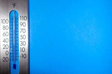 Kopya alanı için mavi arkaplanı olan gümüş termometre