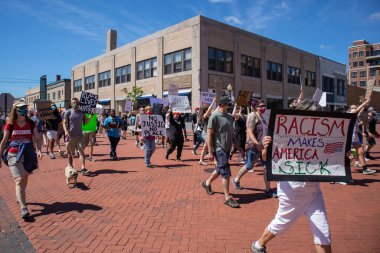 Wausau, Wisconsin, ABD - Siyahi yaşamları protesto eden 6 Haziran 2020 4. caddede belediye binasına doğru yürüyor.