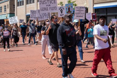 Wausau, Wisconsin, ABD - Siyahi yaşamları protesto eden 6 Haziran 2020 4. caddede belediye binasına doğru yürüyor.