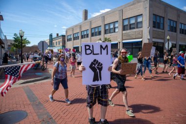 Wausau, Wisconsin, ABD - Siyahi yaşamları protesto eden 6 Haziran 2020 4. caddede belediye binasına doğru yürüyor.