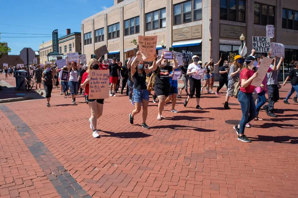 米国ウィスコンシン州ワウソー 2020年6月6日ブラックライフ問題の抗議者が4日 水平方向の市役所に向かって行進している — ストック写真