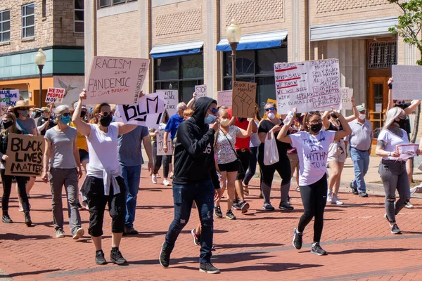 米国ウィスコンシン州ワウソー 2020年6月6日ブラックライフ問題の抗議者が4日 水平方向の市役所に向かって行進している — ストック写真