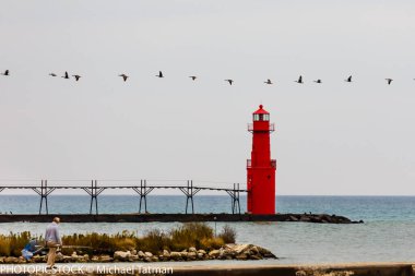 Wisconsin 'deki Algoma Deniz Feneri. Sonbaharda Michigan Gölü' nde. Kazlar uçuyor.