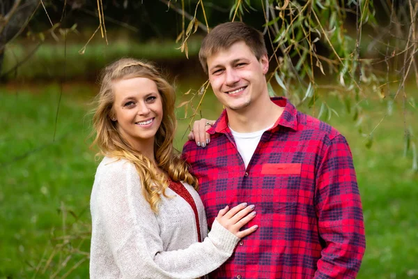 Jovem Casal Segurando Uns Aos Outros Sorrindo Livre — Fotografia de Stock