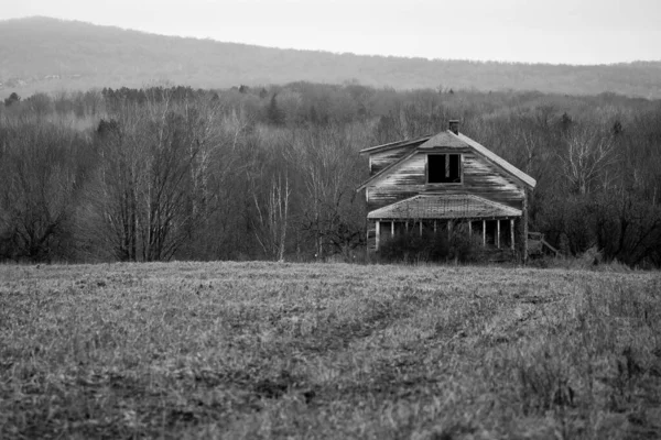 乡间破烂不堪的旧房子 — 图库照片