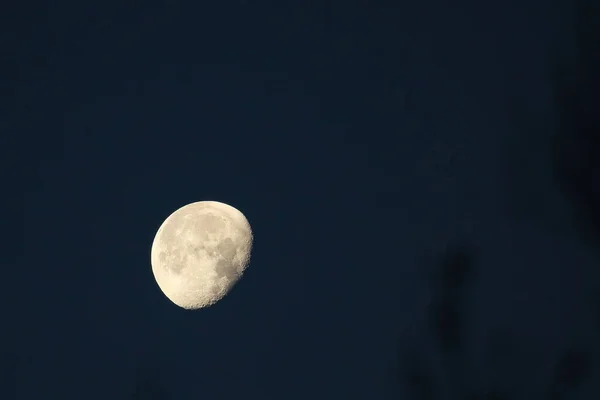 Schwankender Riesenmond Ende November — Stockfoto