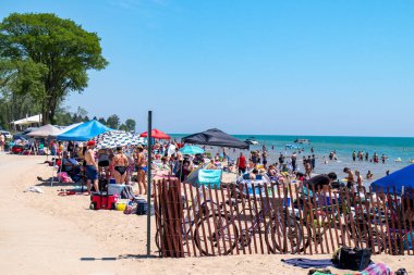 İki Nehir, Wisconsin, ABD, 4 Temmuz 2020, Neshotah Park 'taki Point Sahili, Covid-19 salgını sırasında sahildeki kalabalık,