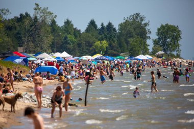 İki Nehir, Wisconsin, ABD, 4 Temmuz 2020, Neshotah Park 'taki Point Sahili, Covid-19 salgını sırasında sahildeki kalabalık,