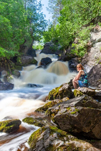 Lady Sitzt Sommer Neben Einem Wasserfall Namens Long Slide Falls — Stockfoto