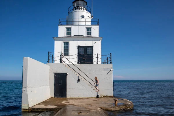 Faro Manitowoc North Breakwater Manitowoc Wisconsin Luglio Con Ragazza Gradini — Foto Stock